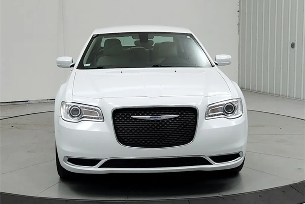 2023 Chrysler 300 Touring photo 1
