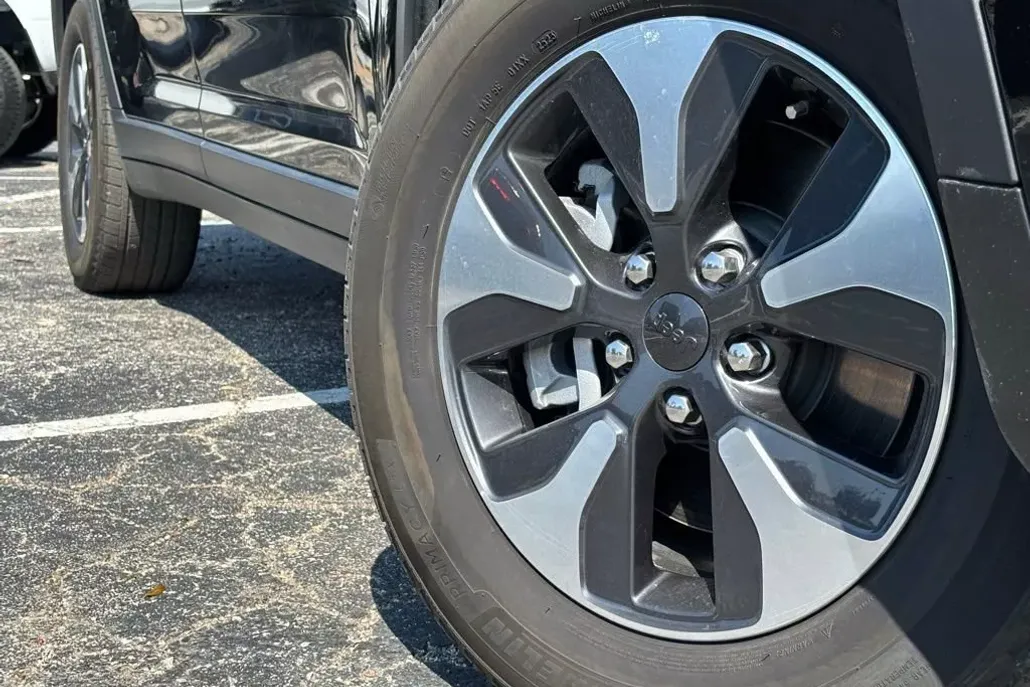 2023 Jeep Cherokee Base photo 1