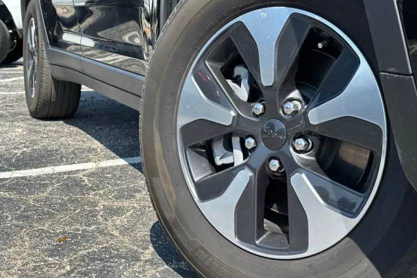 2023 Jeep Cherokee Base photo 1