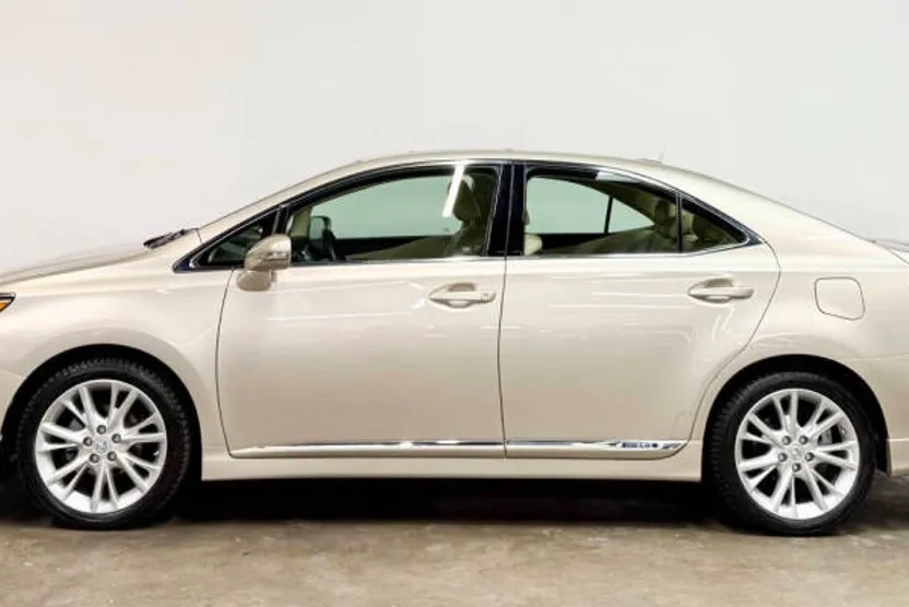 2011 Lexus HS 250h photo 1