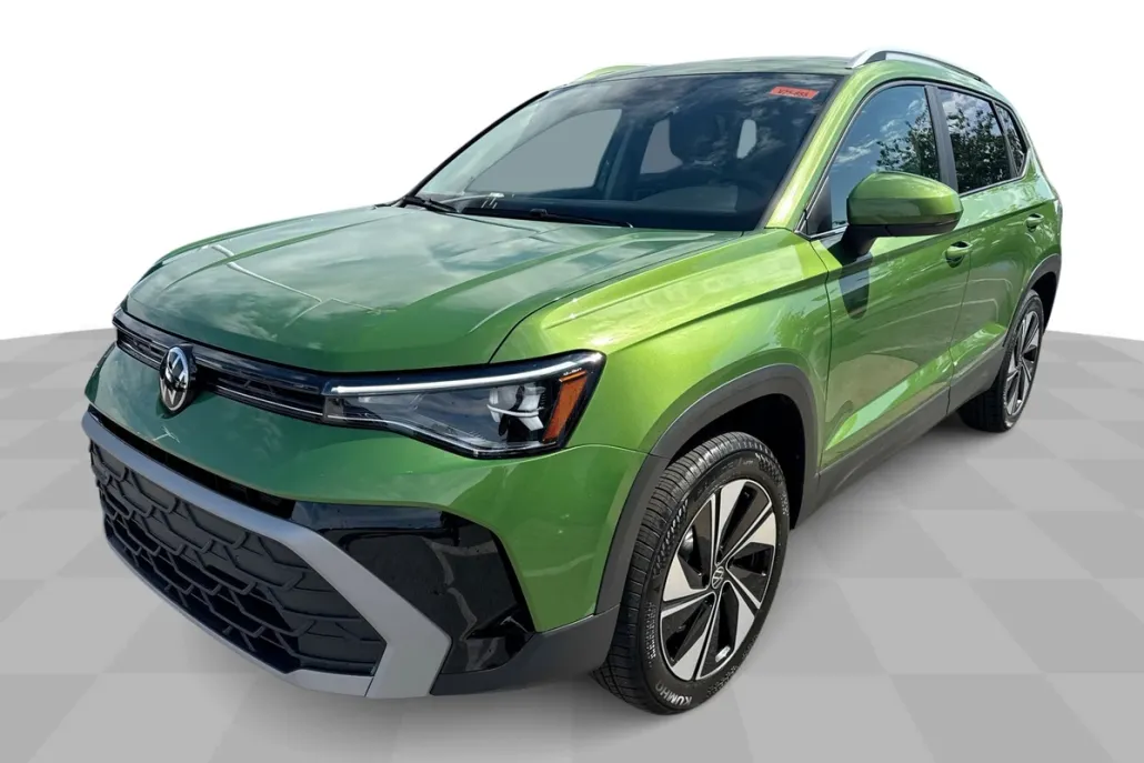 2025 Volkswagen Taos SE photo 1