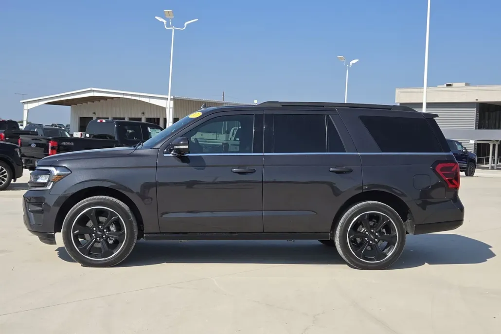 2023 Ford Expedition Limited photo 1