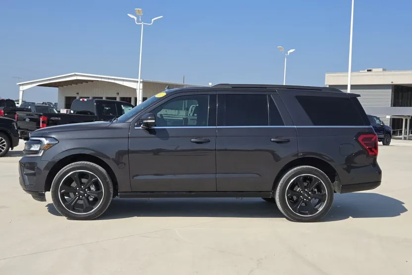 2023 Ford Expedition Limited photo 1