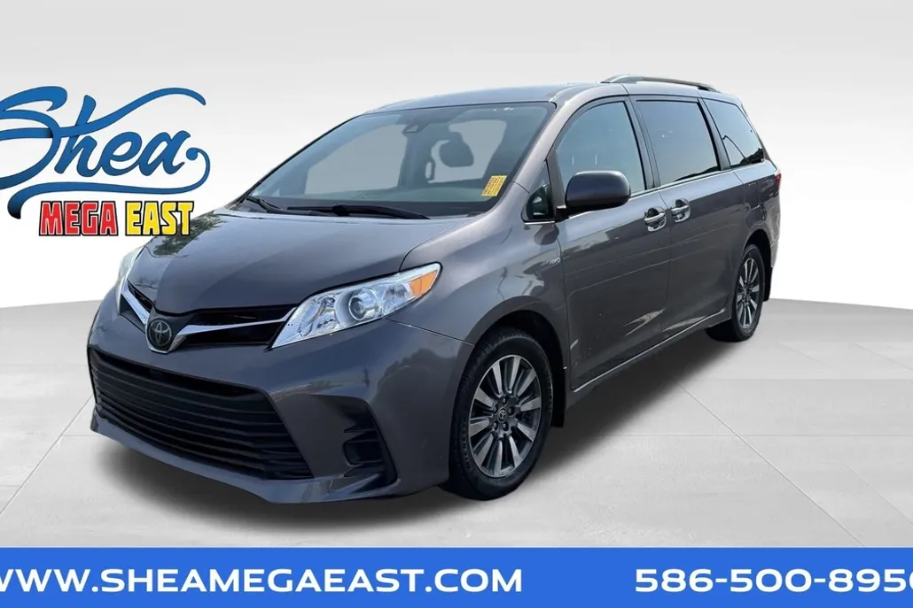 2020 Toyota Sienna LE photo 1