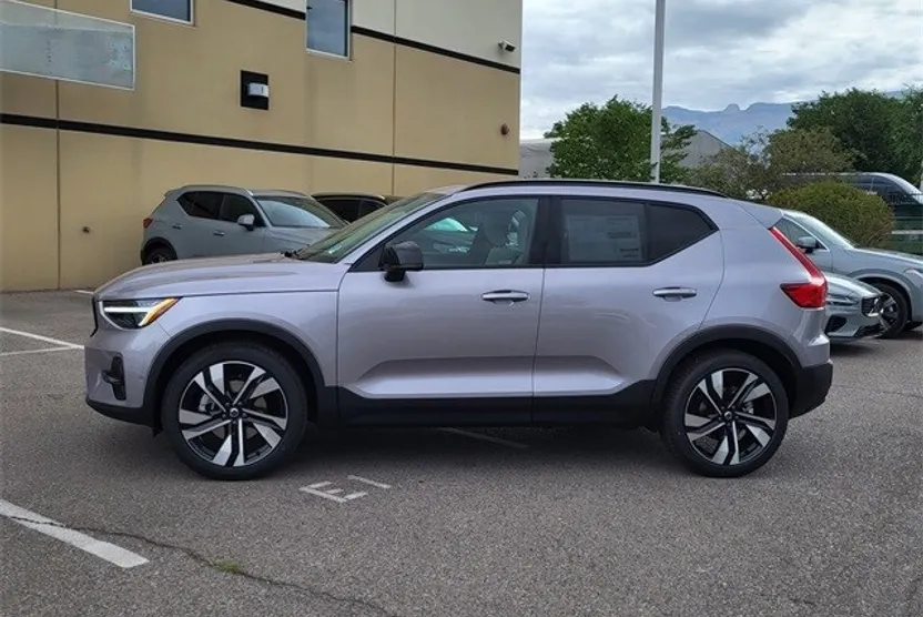 2026 Volvo XC40 photo 1