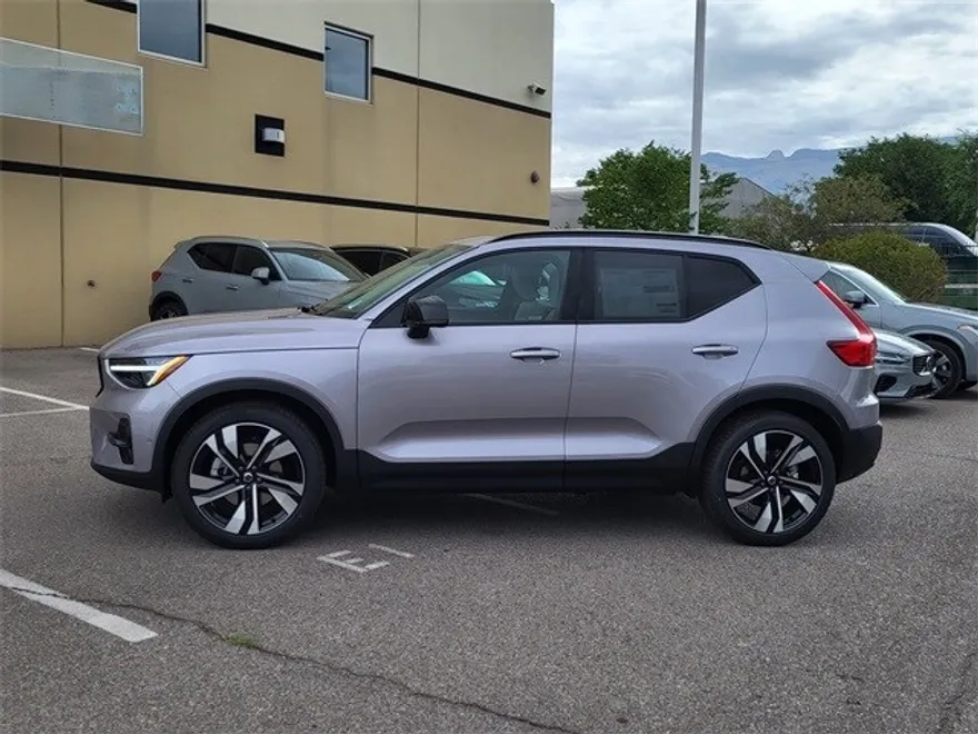 2026 Volvo XC40 photo 1