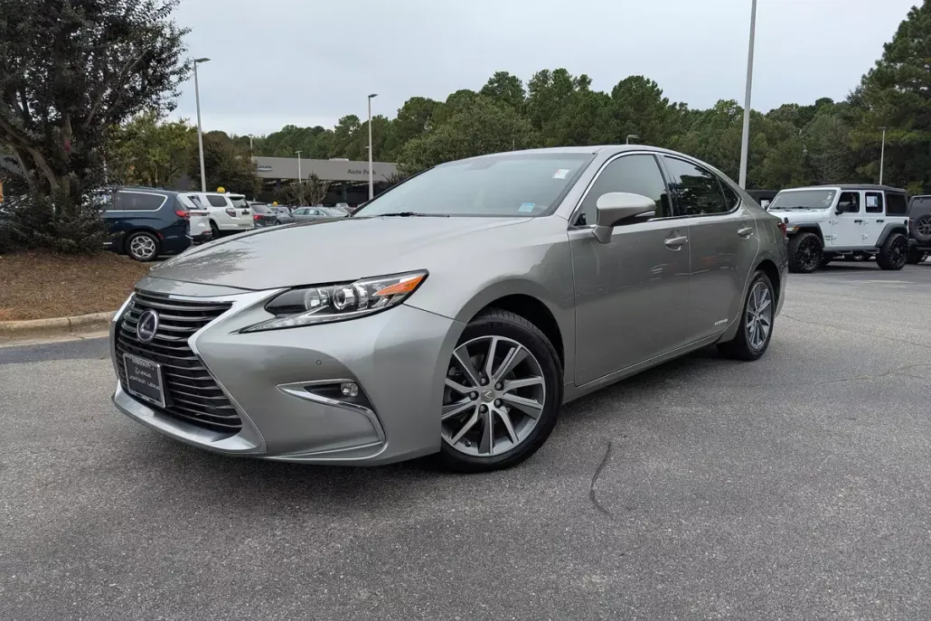 2016 Lexus ES 300h photo 1
