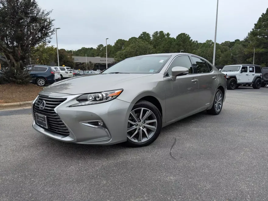 2016 Lexus ES 300h photo 1