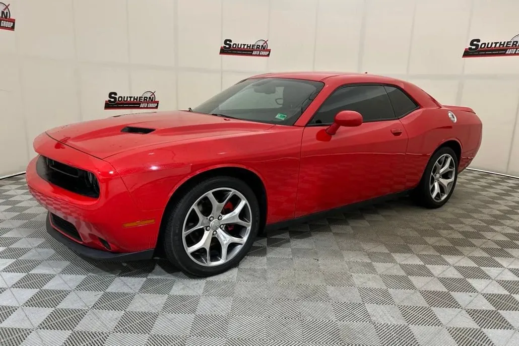 2015 Dodge Challenger SXT Plus photo 1