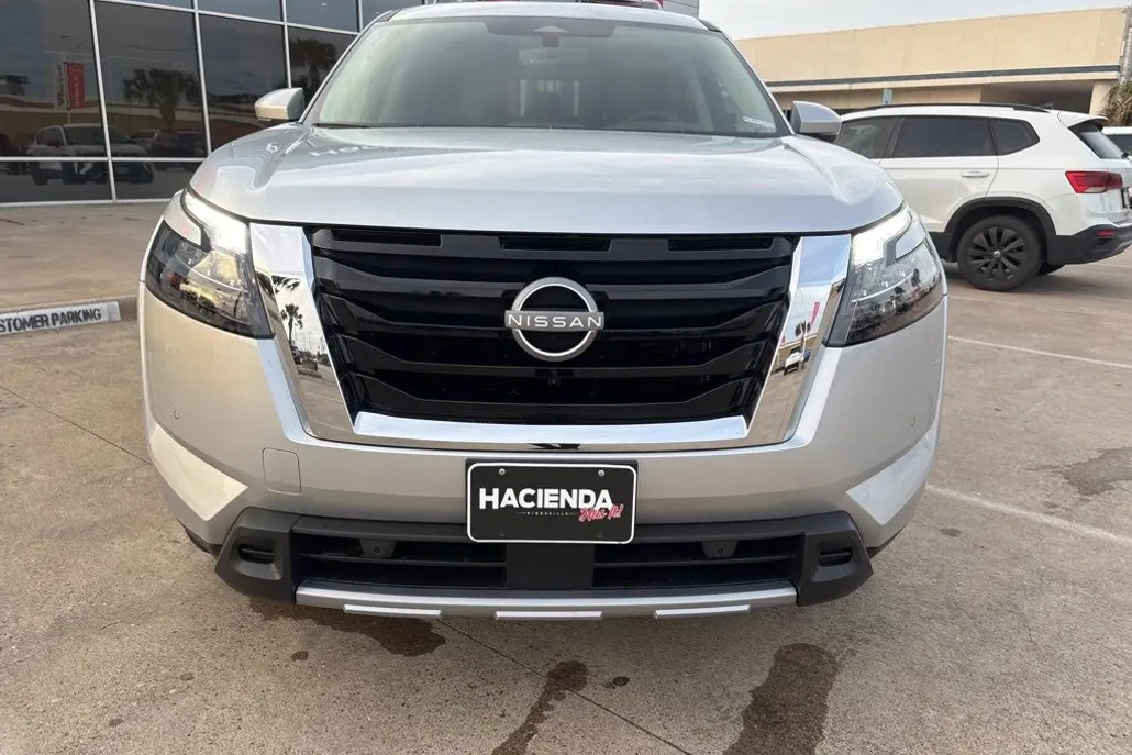 2025 Nissan Pathfinder Platinum photo 1