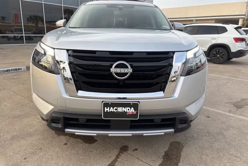 2025 Nissan Pathfinder Platinum photo 1
