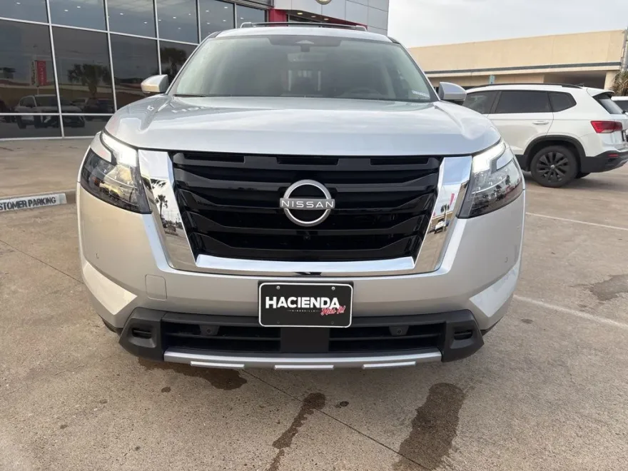 2025 Nissan Pathfinder Platinum photo 1