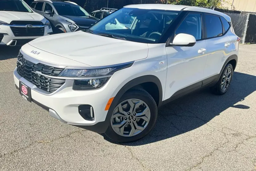 2025 Kia Seltos LX photo 1