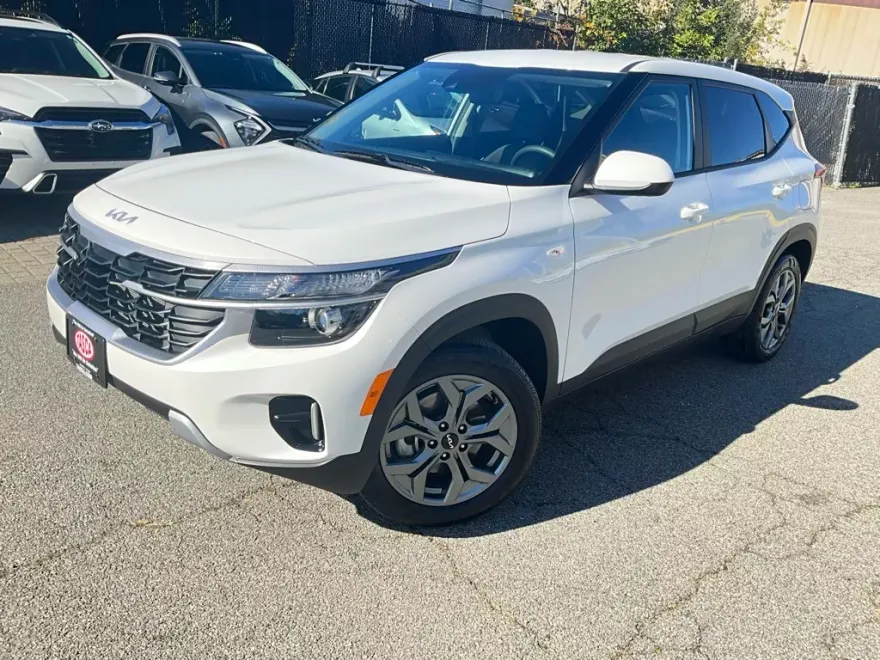 2025 Kia Seltos LX photo 1