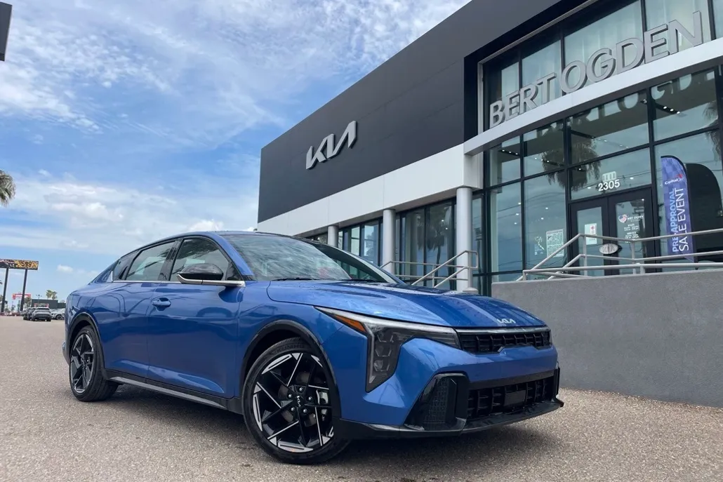 2025 Kia K4 GT-Line photo 1