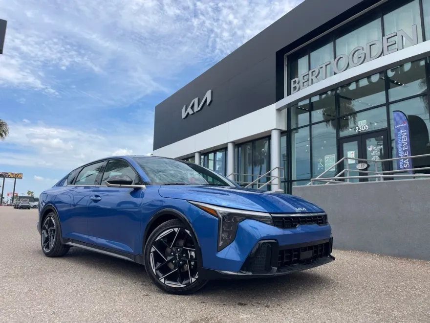 2025 Kia K4 GT-Line photo 1