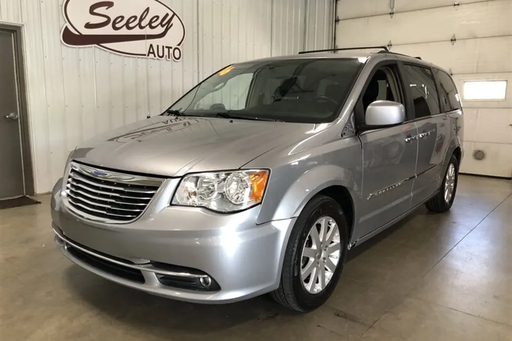 2016 Chrysler Town & Country photo 1