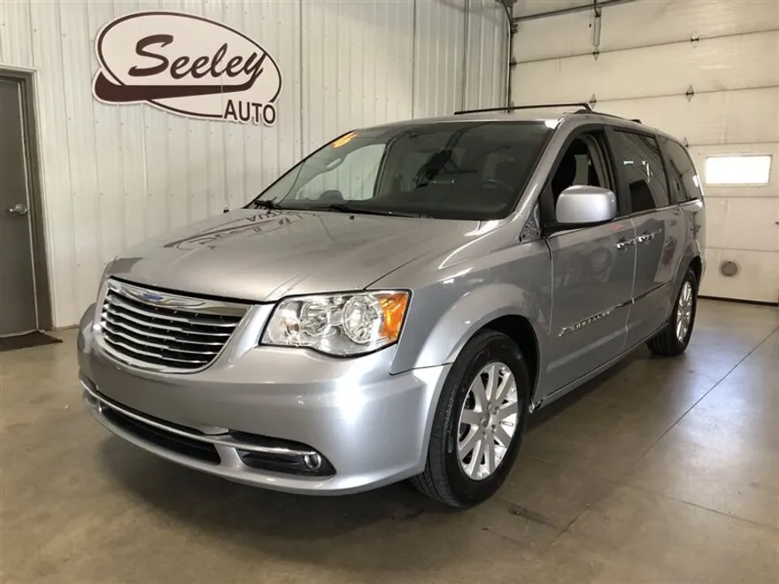 2016 Chrysler Town & Country photo 1