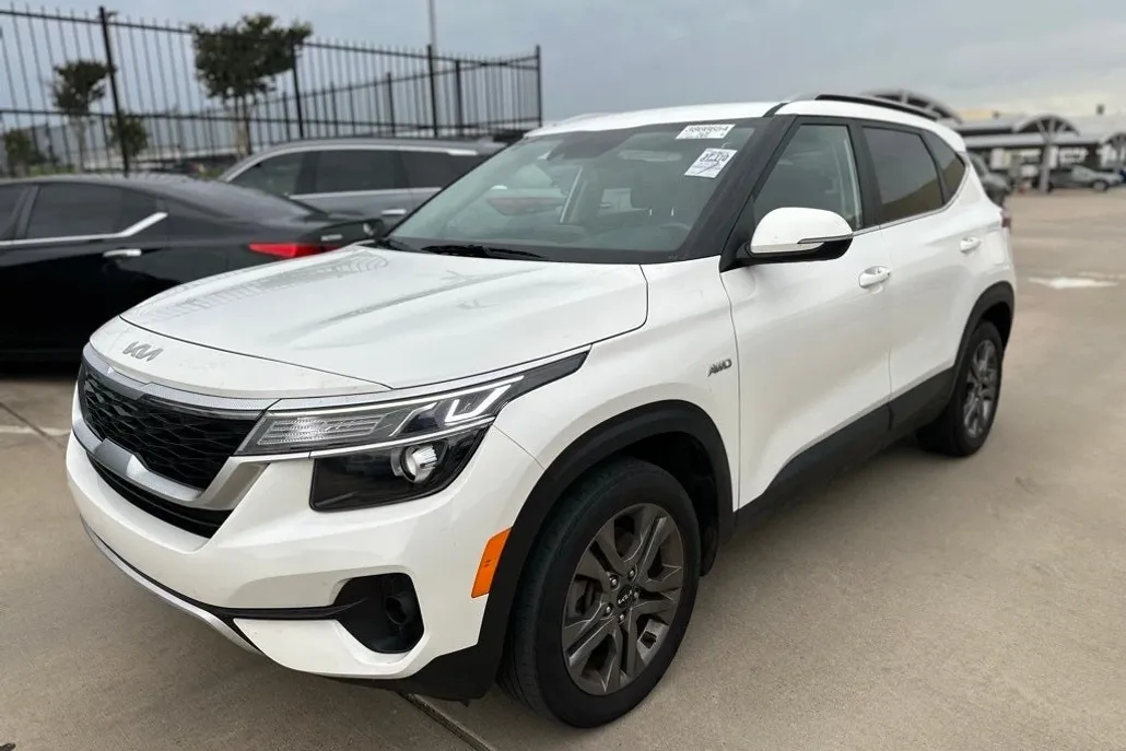 2022 Kia Seltos S photo 1