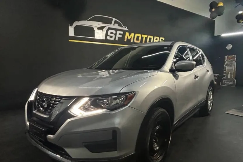 2017 Nissan Rogue SV photo 1