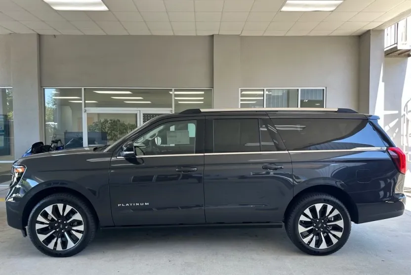2025 Ford Expedition MAX Platinum photo 1