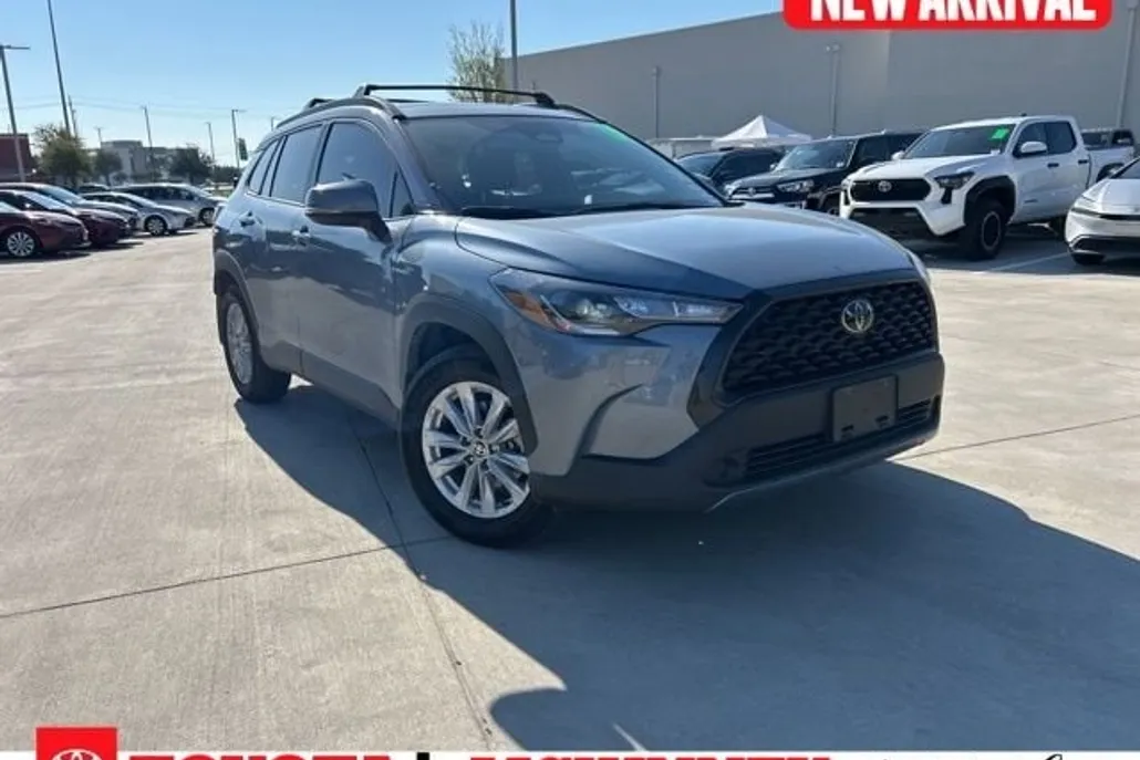 2024 Toyota Corolla Cross LE photo 1