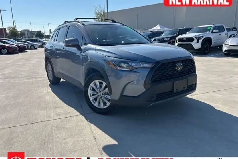 2024 Toyota Corolla Cross LE photo 1