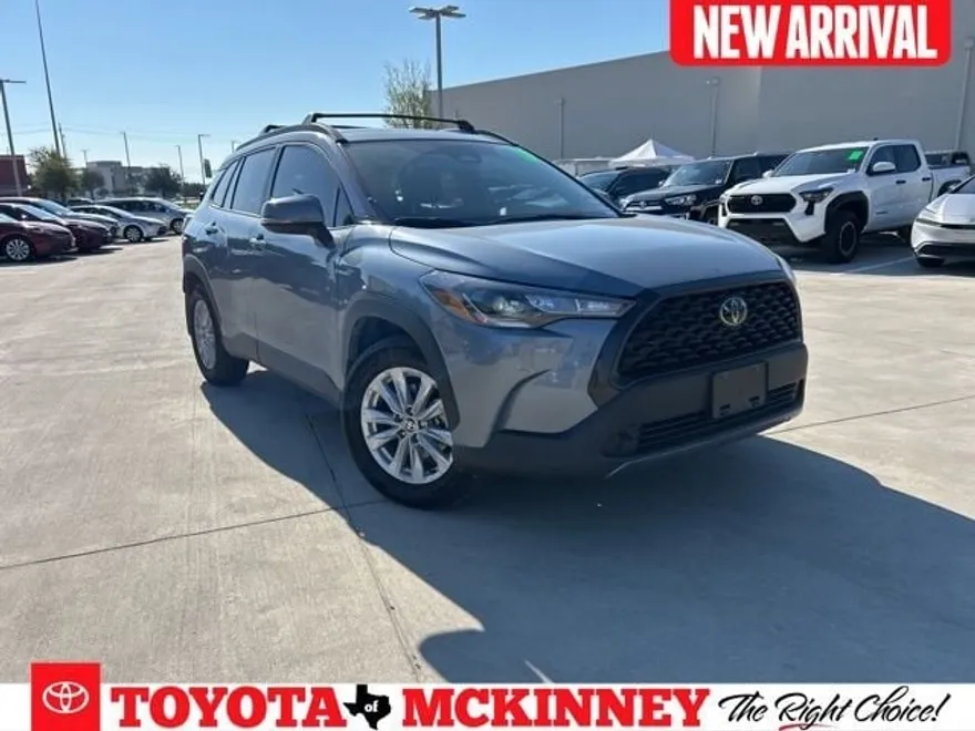 2024 Toyota Corolla Cross LE photo 1