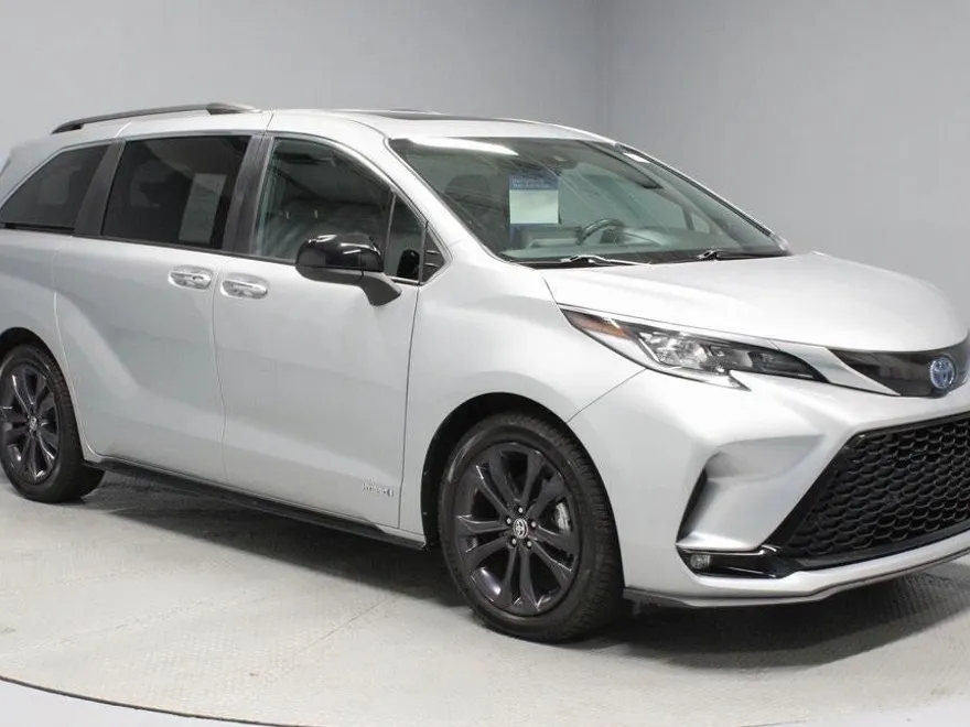 2021 Toyota Sienna XSE photo 1