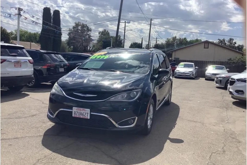 2019 Chrysler Pacifica Touring L photo 1