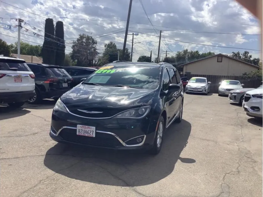 2019 Chrysler Pacifica Touring L photo 1