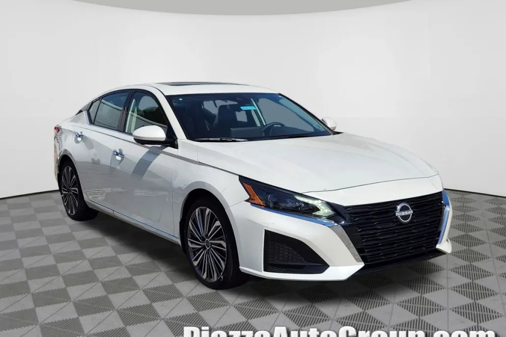 2025 Nissan Altima SL photo 1