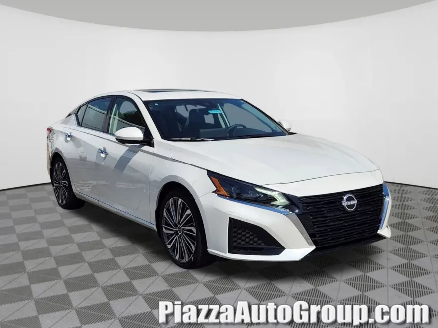 2025 Nissan Altima SL photo 1