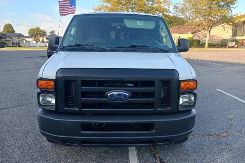 2011 Ford E-250 photo 1