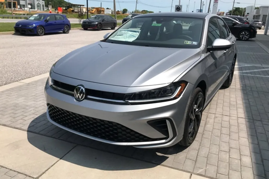 2025 Volkswagen Jetta SE photo 1