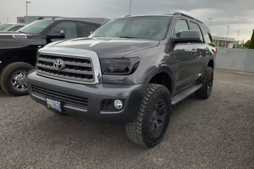 2016 Toyota Sequoia SR5 photo 1