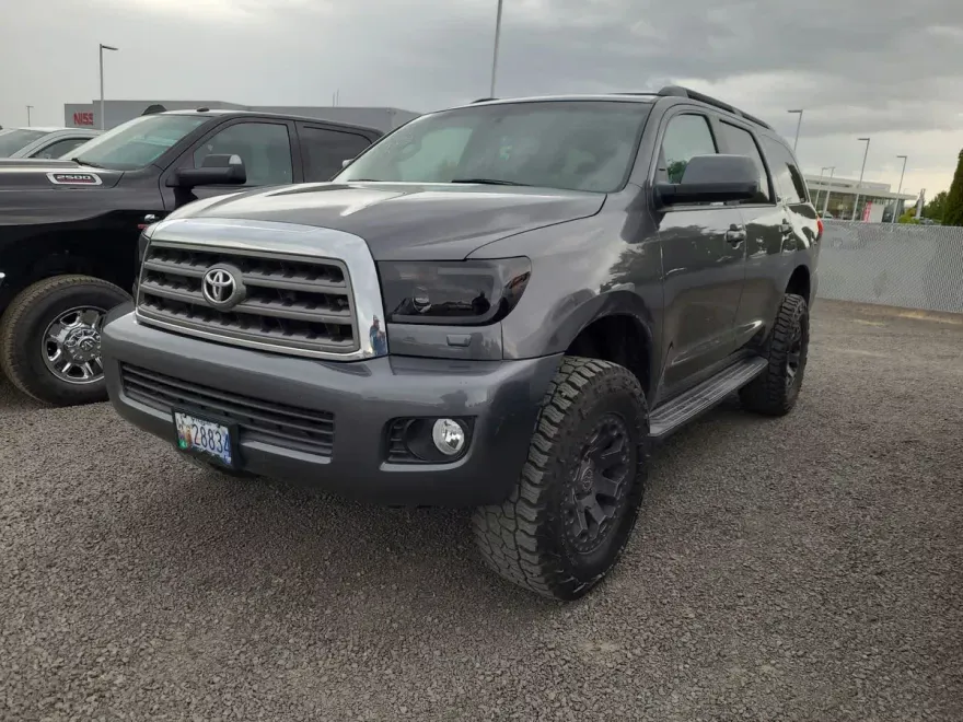 2016 Toyota Sequoia SR5 photo 1
