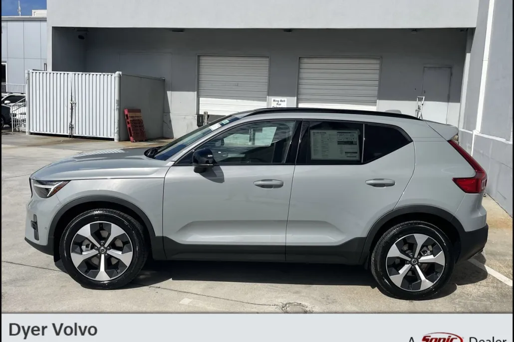 2026 Volvo XC40 Plus photo 1