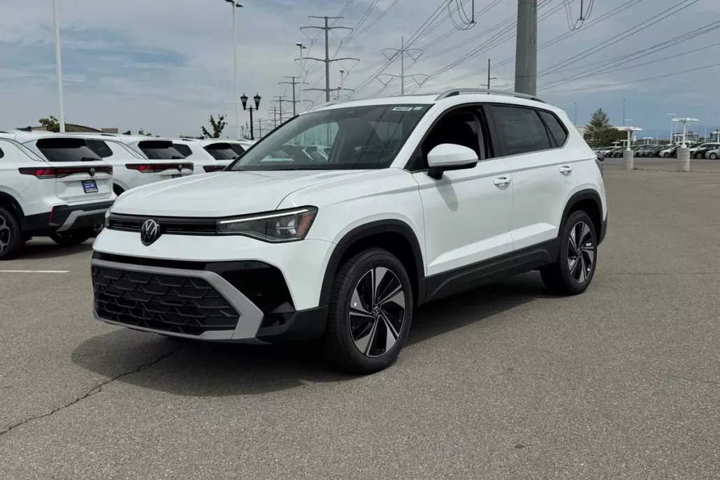 2025 Volkswagen Taos SE photo 1