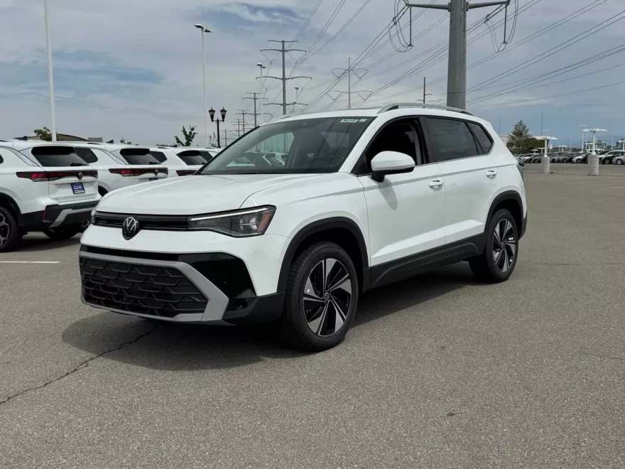 2025 Volkswagen Taos SE photo 1