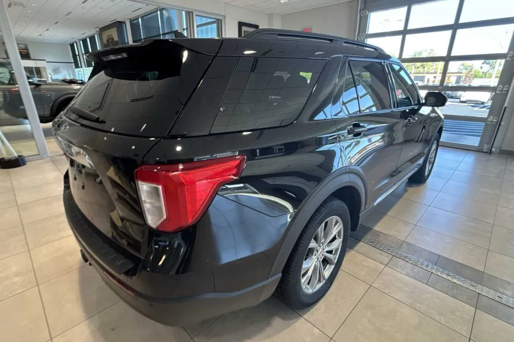 2023 Ford Explorer XLT photo 1