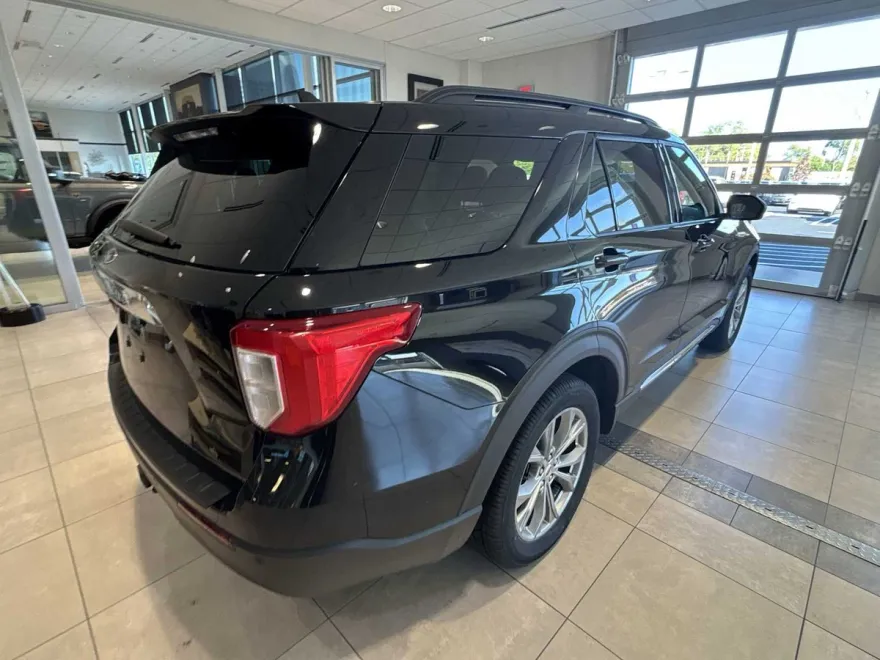 2023 Ford Explorer XLT photo 1