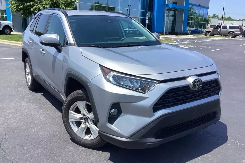 2021 Toyota RAV4 XLE photo 1