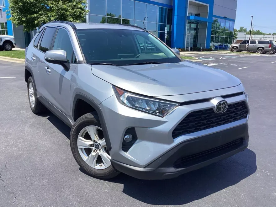 2021 Toyota RAV4 XLE photo 1