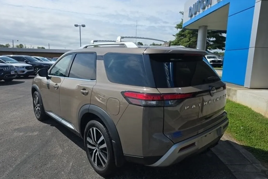 2023 Nissan Pathfinder Platinum photo 1
