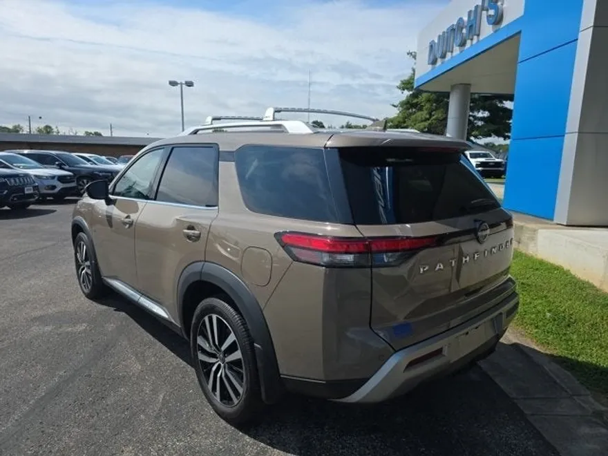 2023 Nissan Pathfinder Platinum photo 1