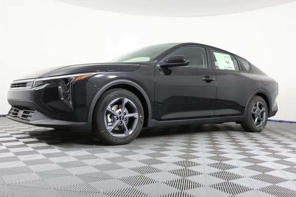 2025 Kia K4 LXS photo 1