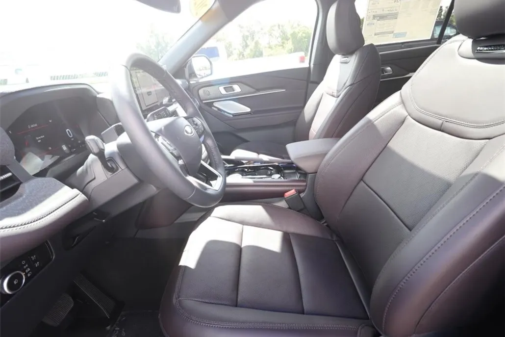 2025 Ford Explorer Platinum photo 1