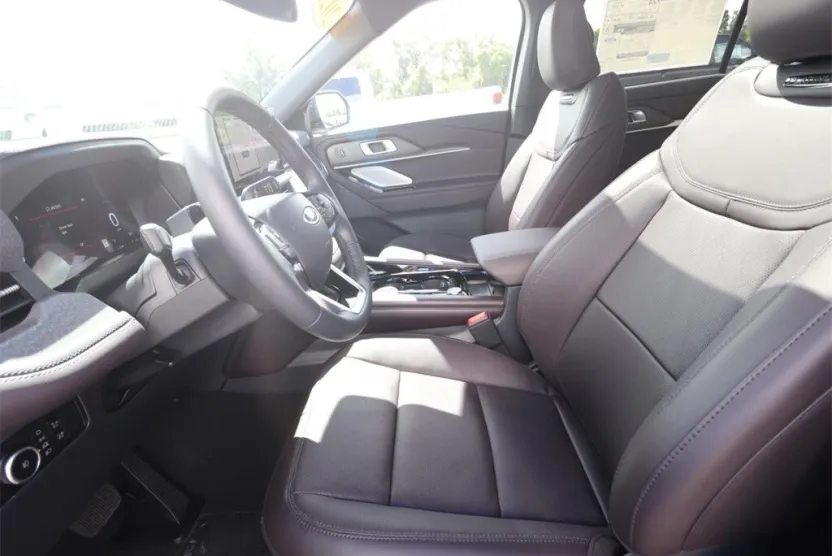 2025 Ford Explorer Platinum photo 1