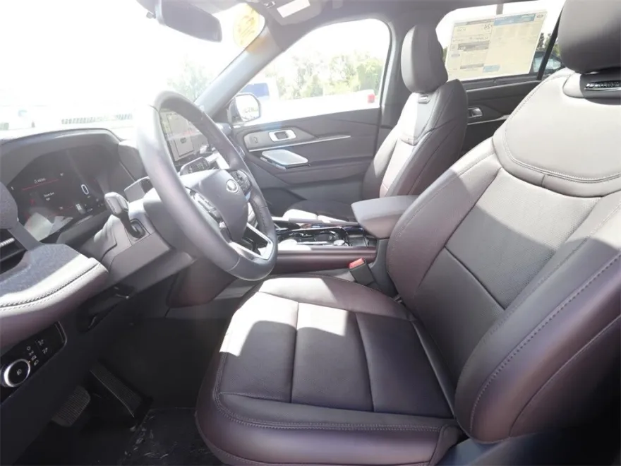 2025 Ford Explorer Platinum photo 1